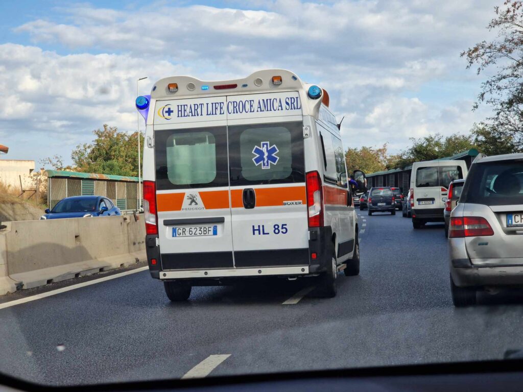 incidente raccordo autostradale ambulanza