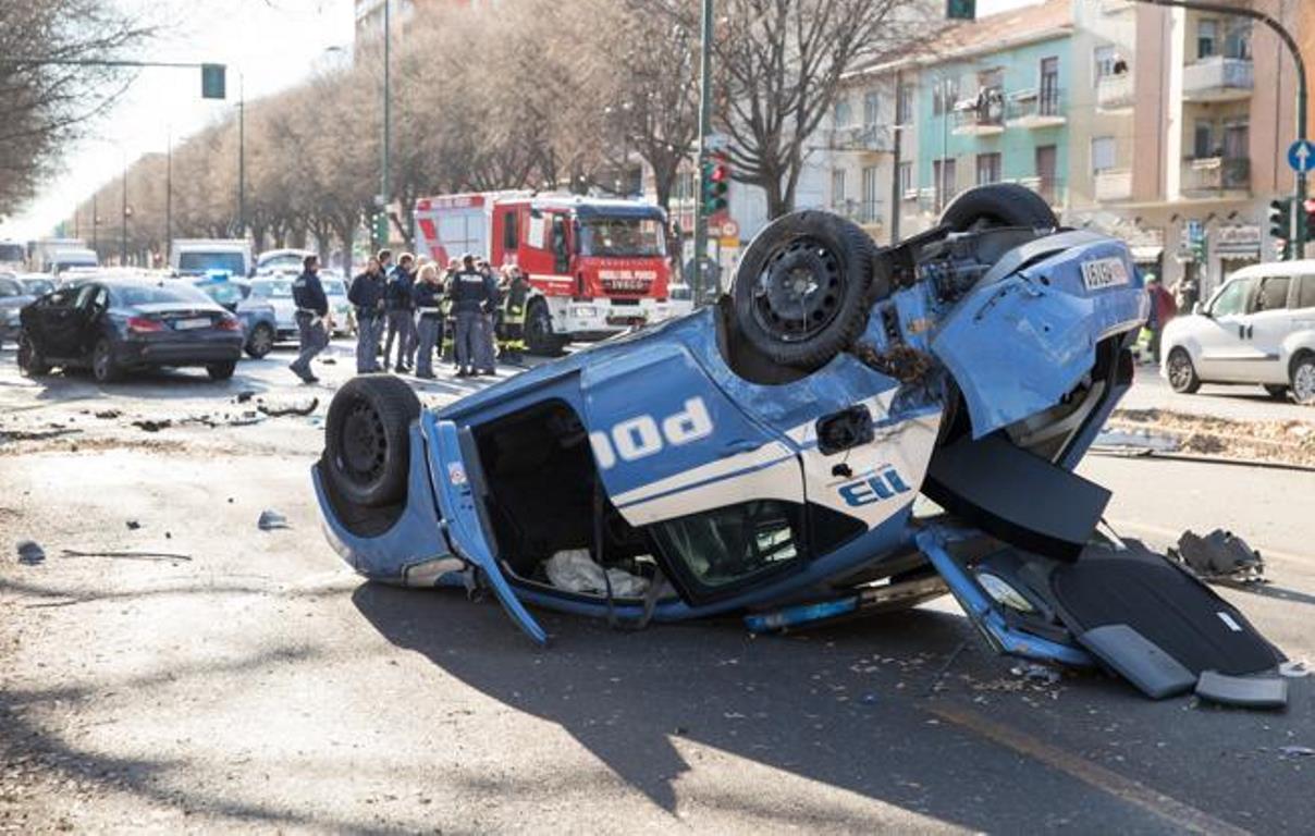 volante polizia ribaltata