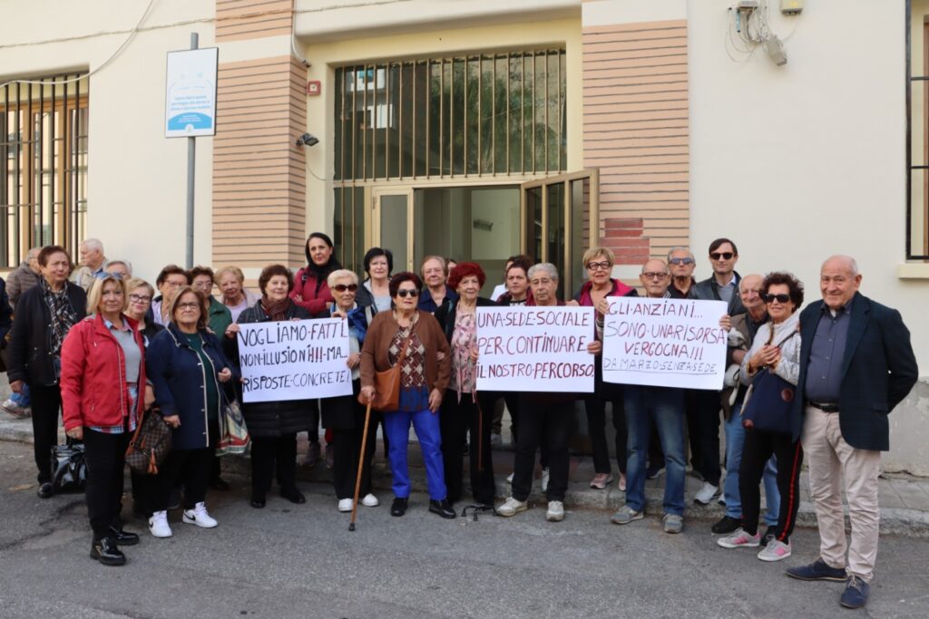 Protesta anziani centro sociale Sbarre