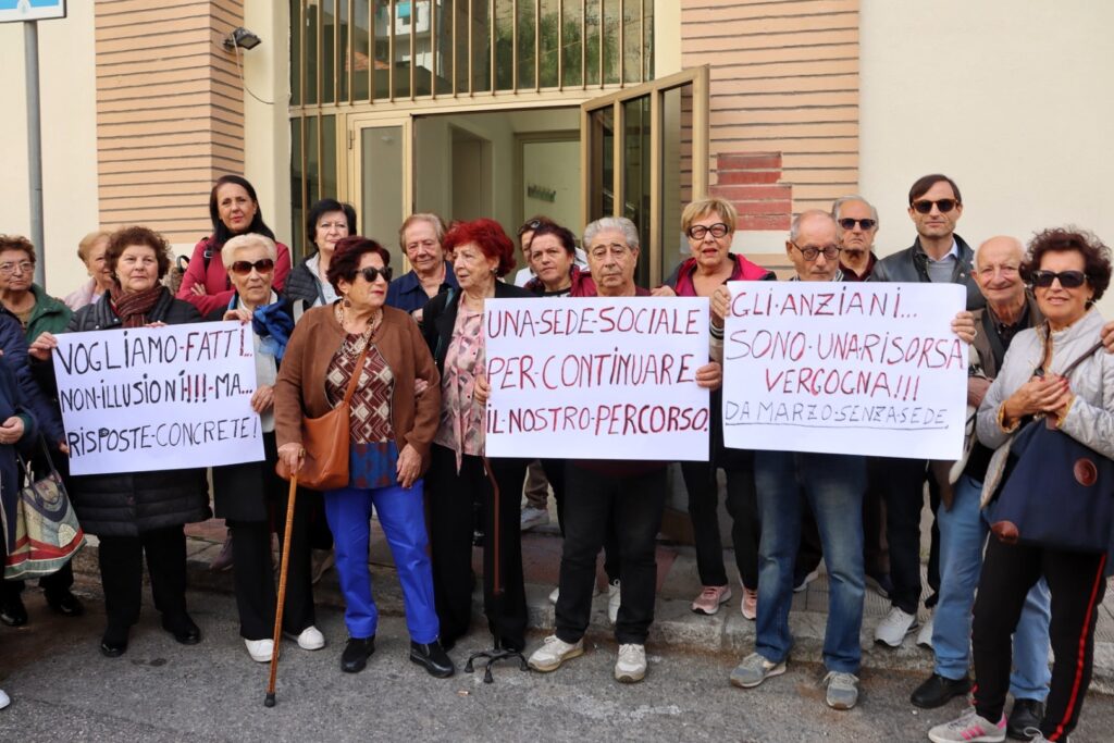 Protesta anziani centro sociale Sbarre