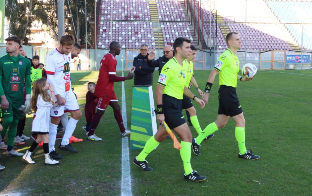 Reggina-Pompei ingresso in campo e arbitri