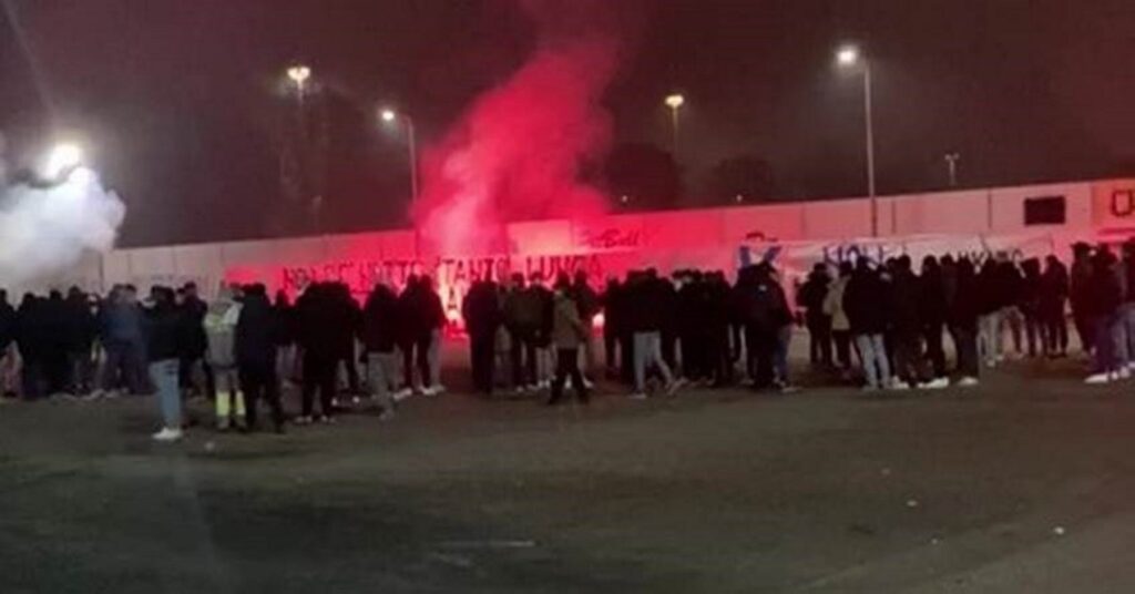 Striscione dedicato a tifoso foggiano Samuele Bruno esposto durante riunione ultras Inter martedì sera