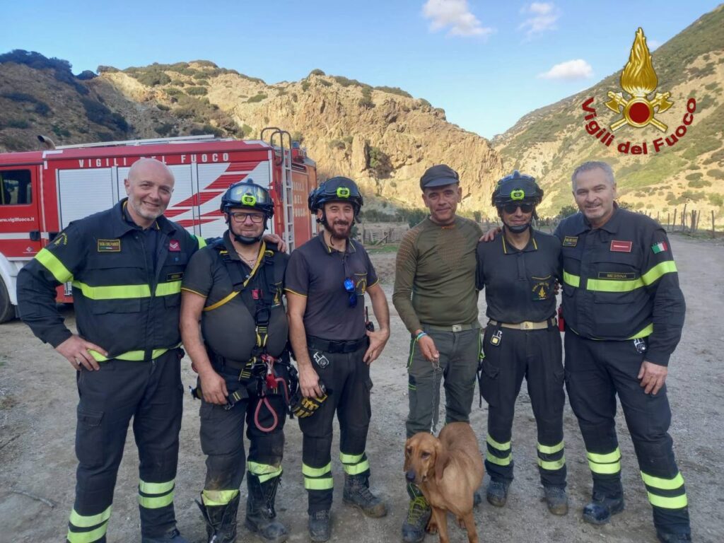 Messina, i Vigili del Fuoco salvano un cane in difficoltà
