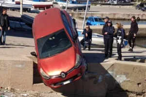 auto finisce in banchina isola delle femmine