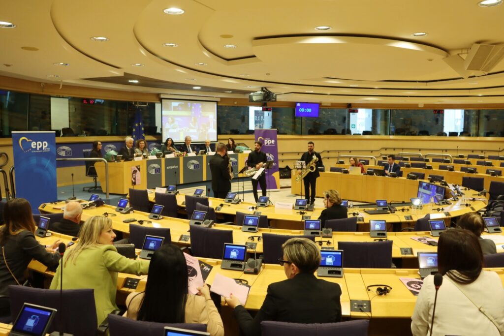 convegno parlamento europeo con giusi princi Intelligenza Artificiale per il cambiamento combattere la violenza di genere con l’innovazione (1)