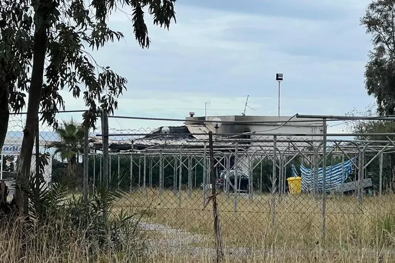 Scalea: in fiamme uno stabilimento balneare, avviate indagini