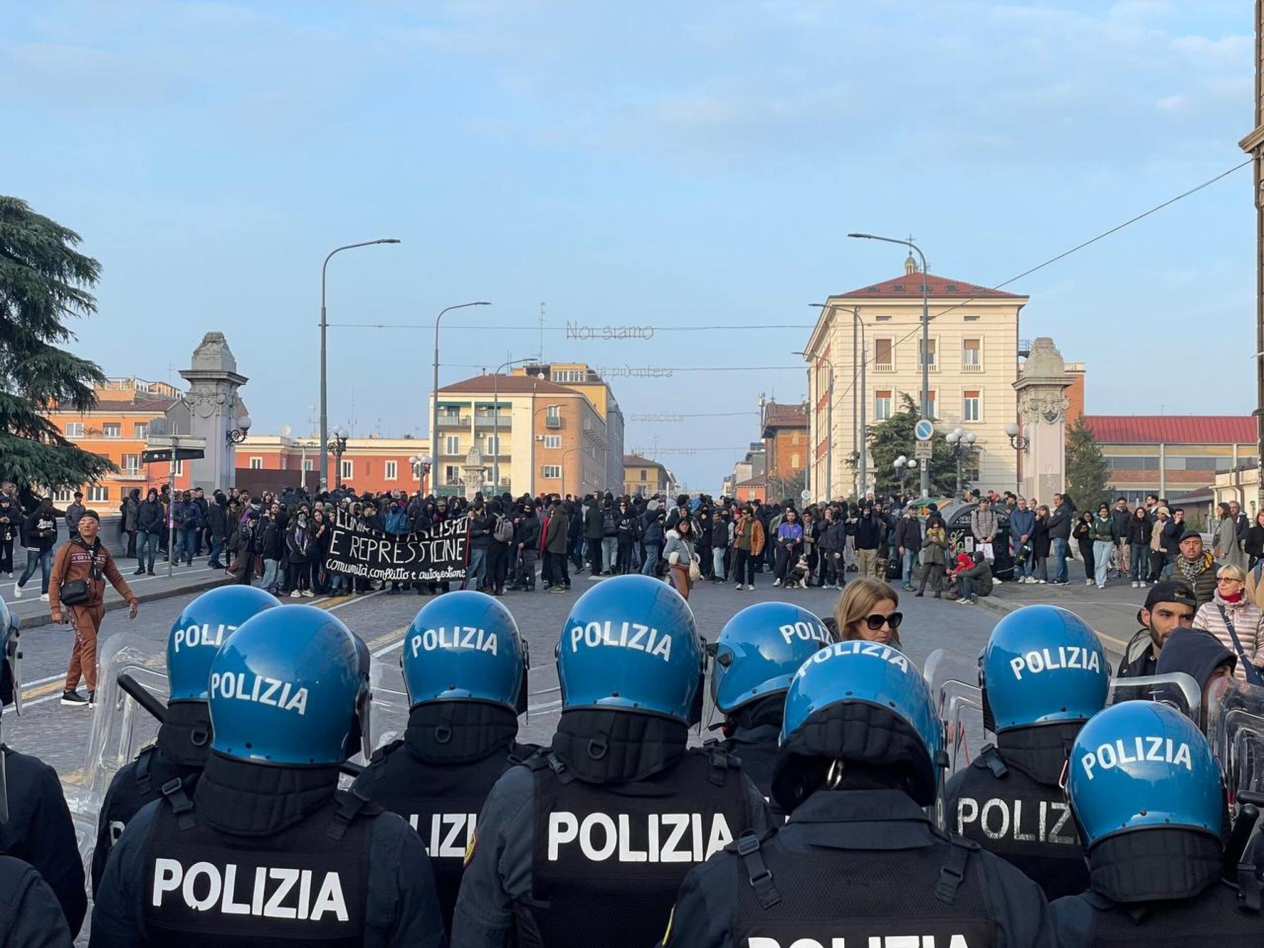 Collettivi e CasaPound si fronteggiano a distanza a Bologna