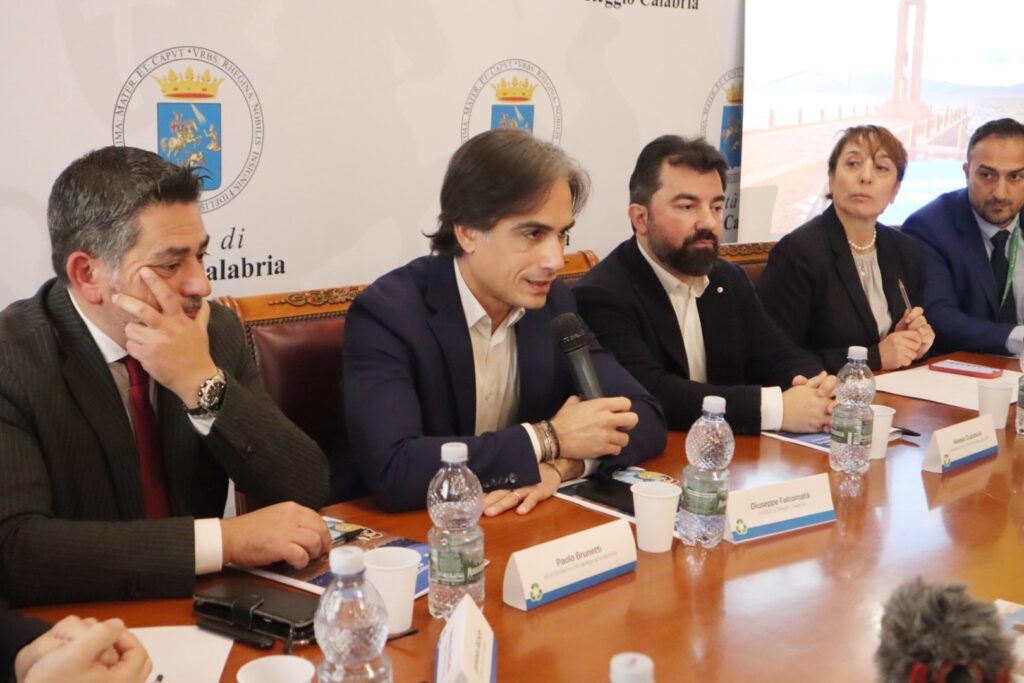 Conferenza stampa nuovo piano rifiuti Reggio Calabria