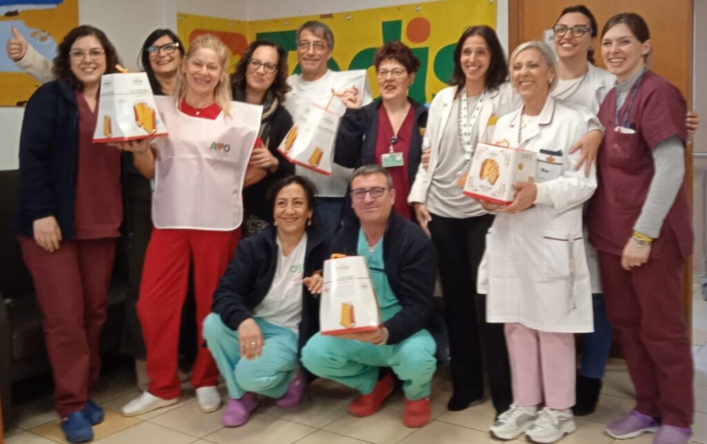Donazione panettoni avo palermo reparto hospice natale 2024