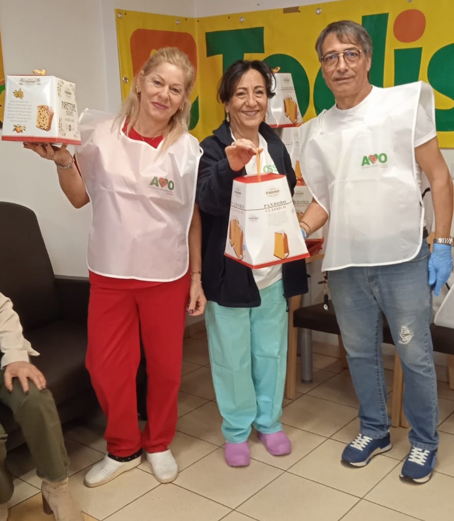Donazione panettoni avo palermo reparto hospice natale 2024