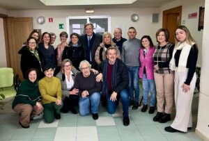 Foto Presidente con Rappresentanza degli Aspiranti Volontari in Cure Palliative Hospice RC 2024