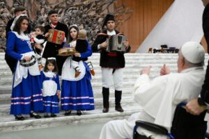 Gruppo Folk I Peddaroti ricevuto da Papa Francesco