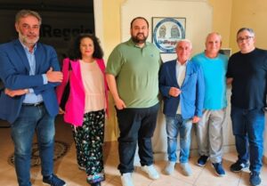 Il Presidente Ferrara e il Sindaco Cutrì insieme ai medici volontari e Oss di Villa Santelli
