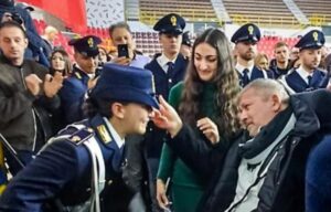 Lara Latragna poliziotta ennese picchetto d'onore al papà tetraplegico