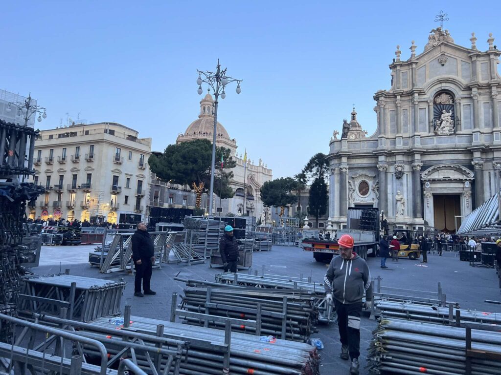 Montaggio palco capodanno Catania