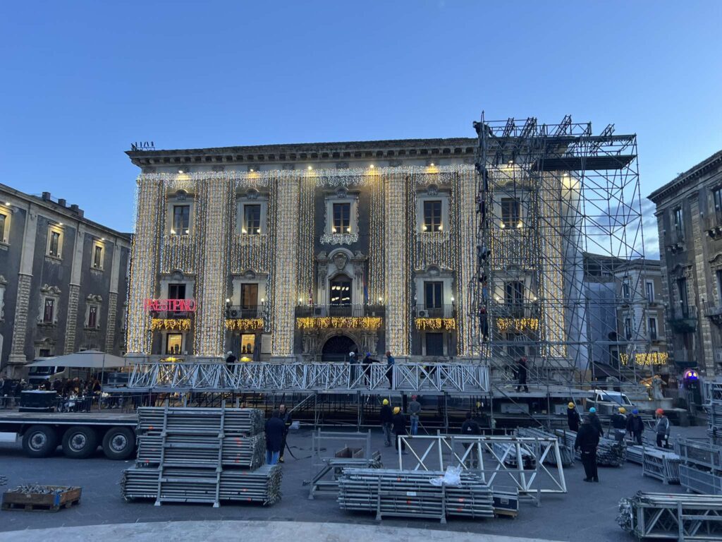Montaggio palco capodanno Catania