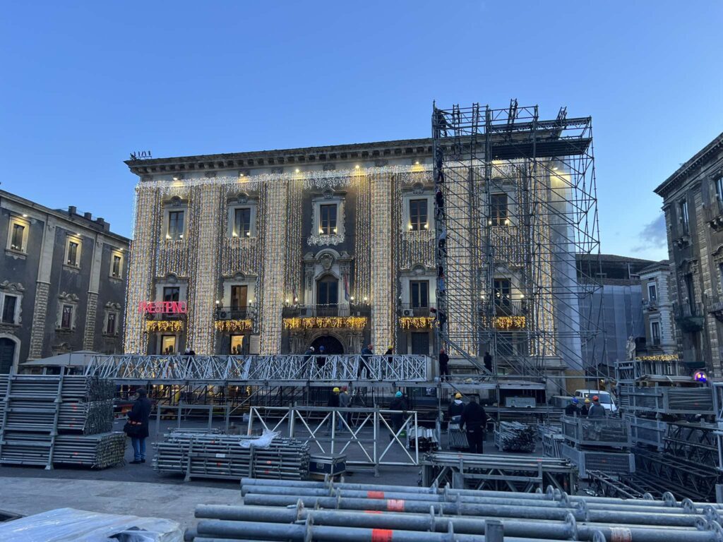Montaggio palco capodanno Catania