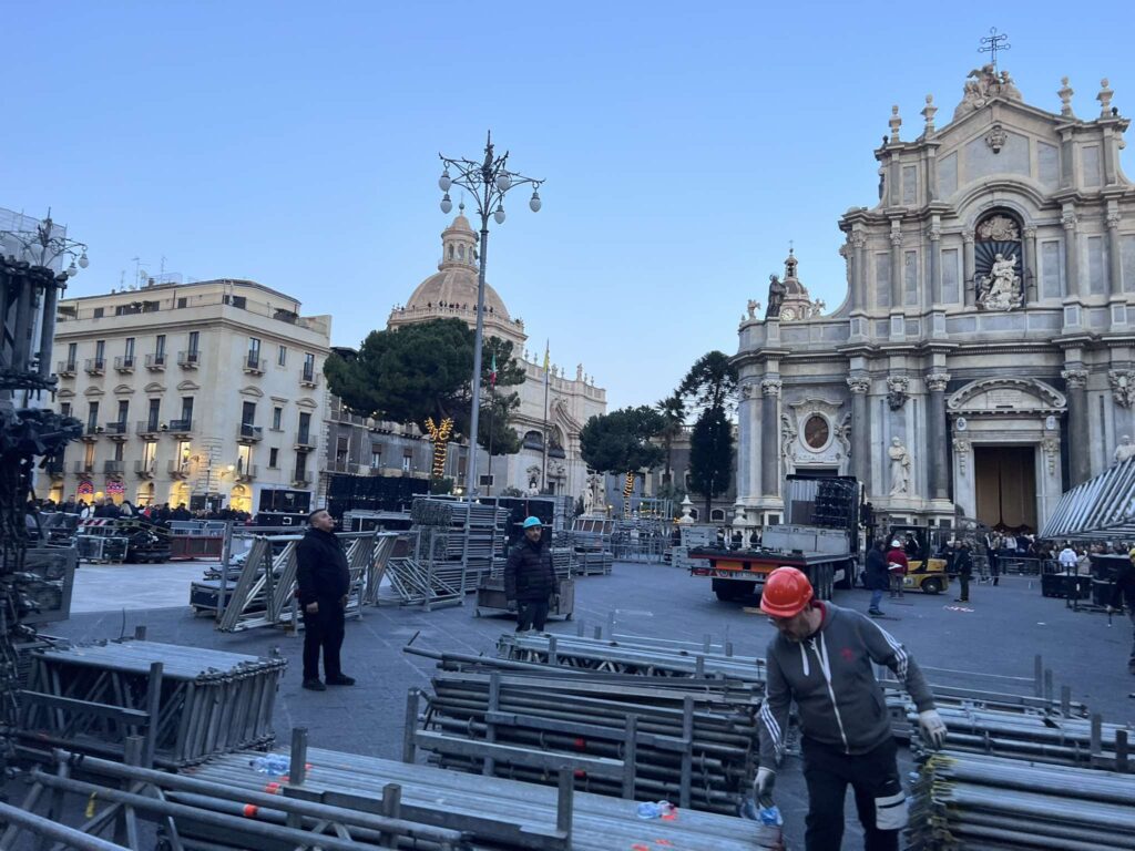 Montaggio palco capodanno Catania