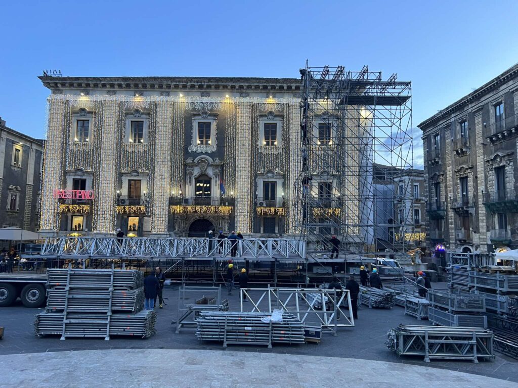 Montaggio palco capodanno Catania