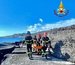 Scivola tra frangiflutti porto nel Catanese, salvato da Vvf