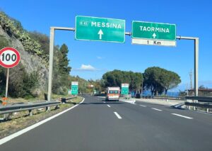 ambulanza autostrada a20 messina catana incidente taormina