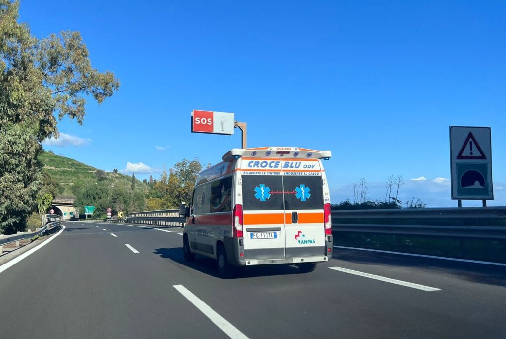 ambulanza autostrada soccorso sos incidente