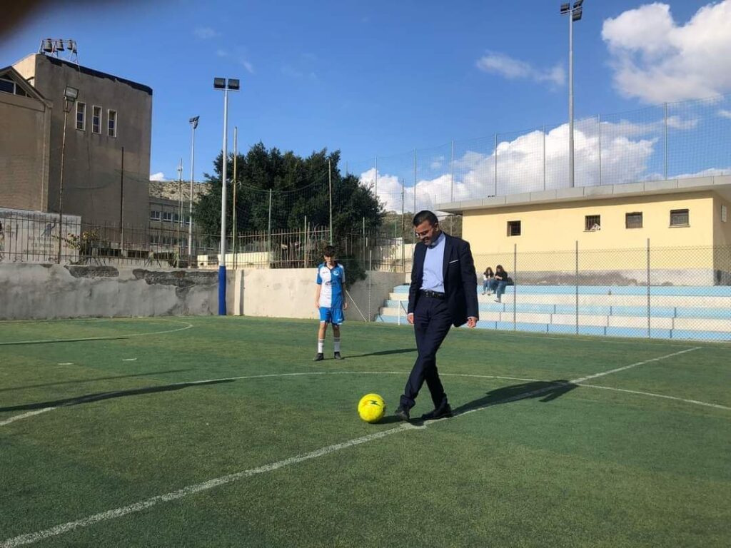 don zampaglione in un campo da calcio