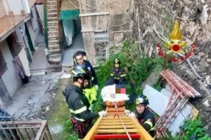 donna obesa aiutata dai vigili del fuoco ad uscire da casa