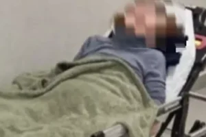 donna ricoverata barella ospedale