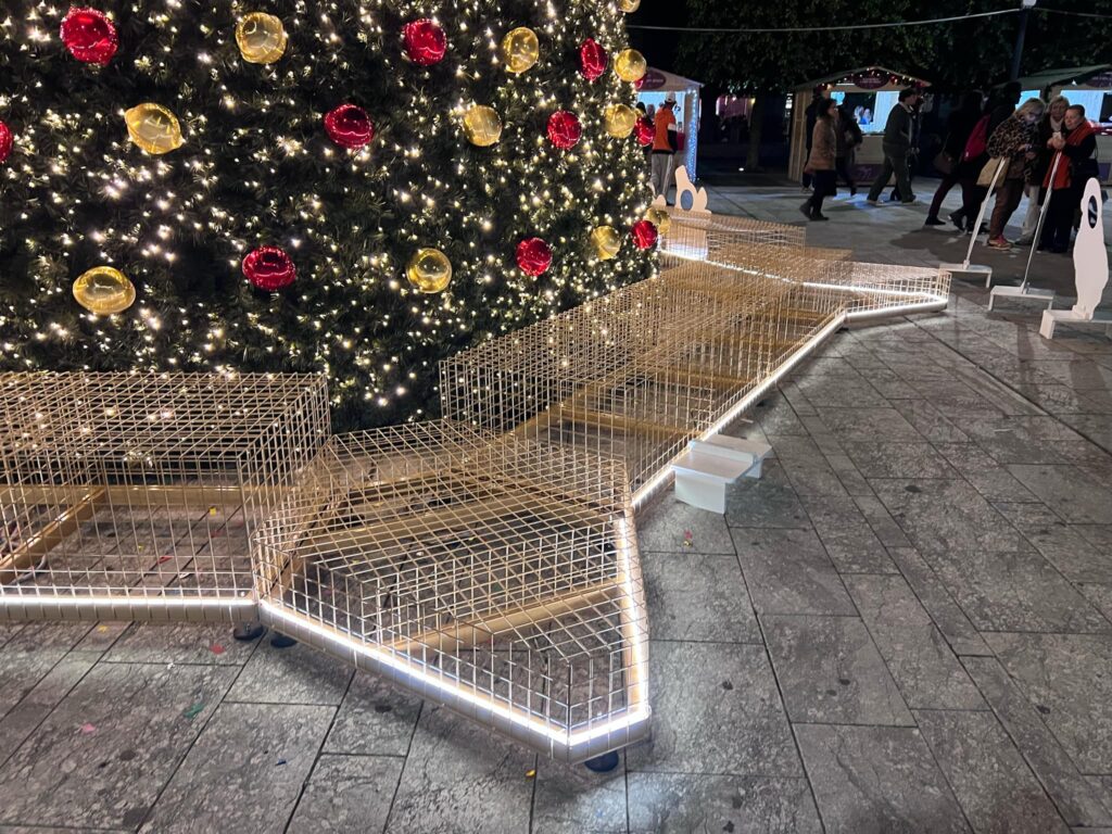 gabbia attorno all'albero di natale
