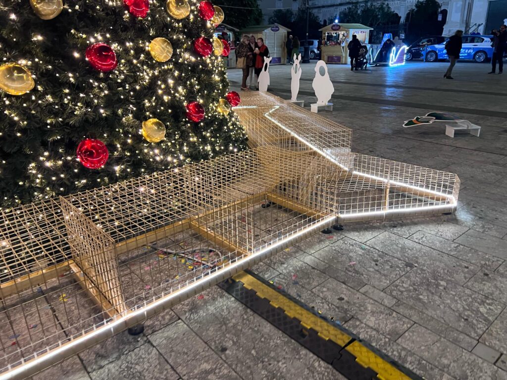 gabbia attorno all'albero di natale