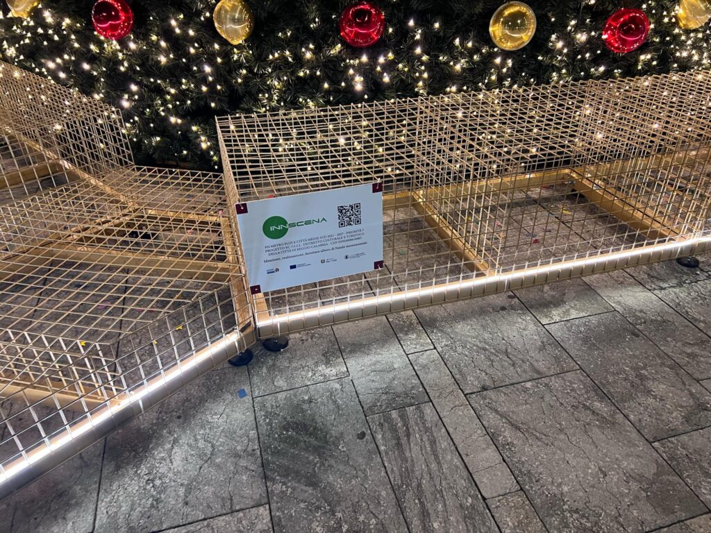 gabbia attorno all'albero di natale