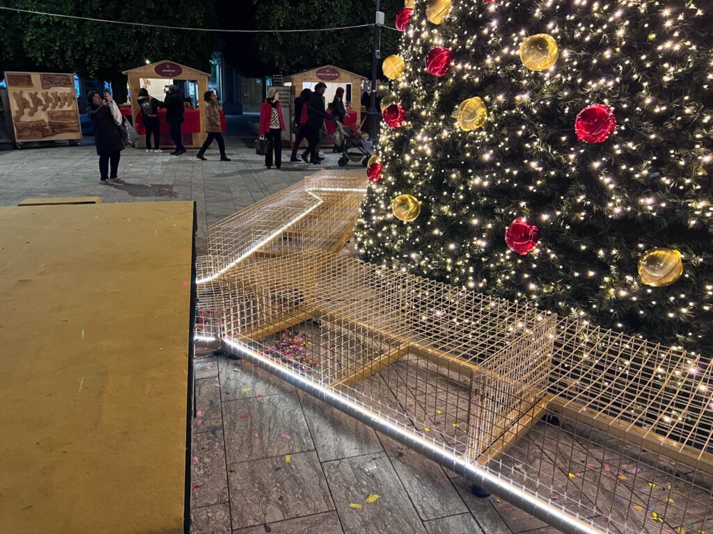 gabbia attorno all'albero di natale