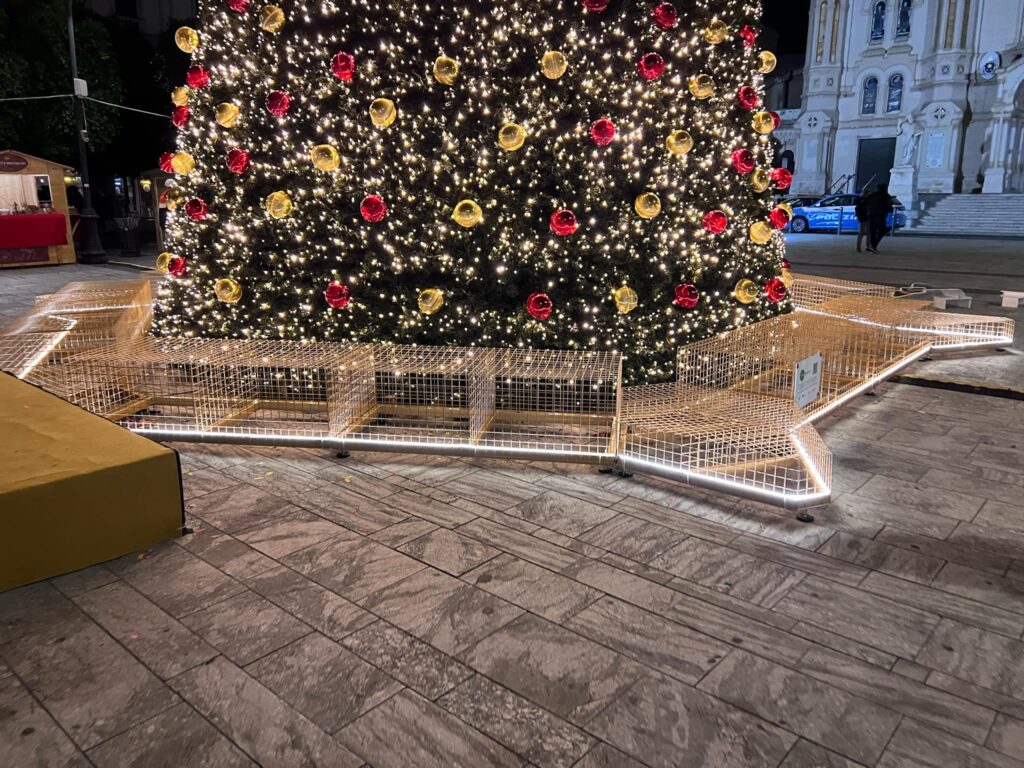 gabbia attorno all'albero di natale