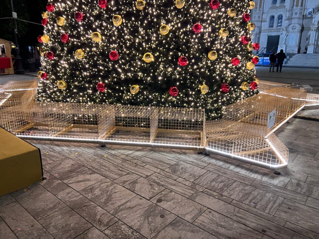 gabbia attorno all'albero di natale