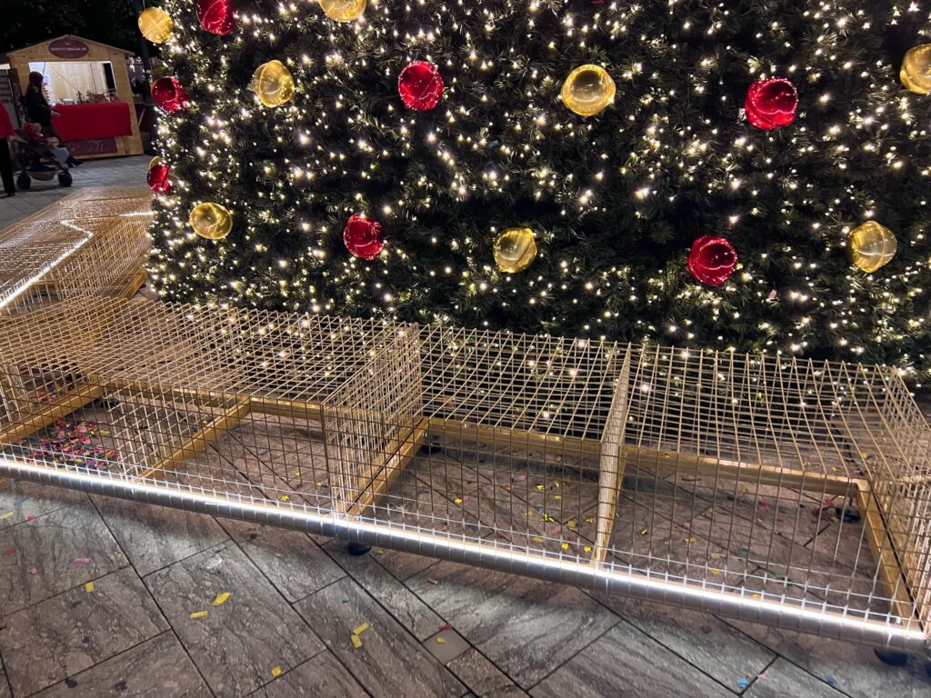 gabbia attorno all'albero di natale