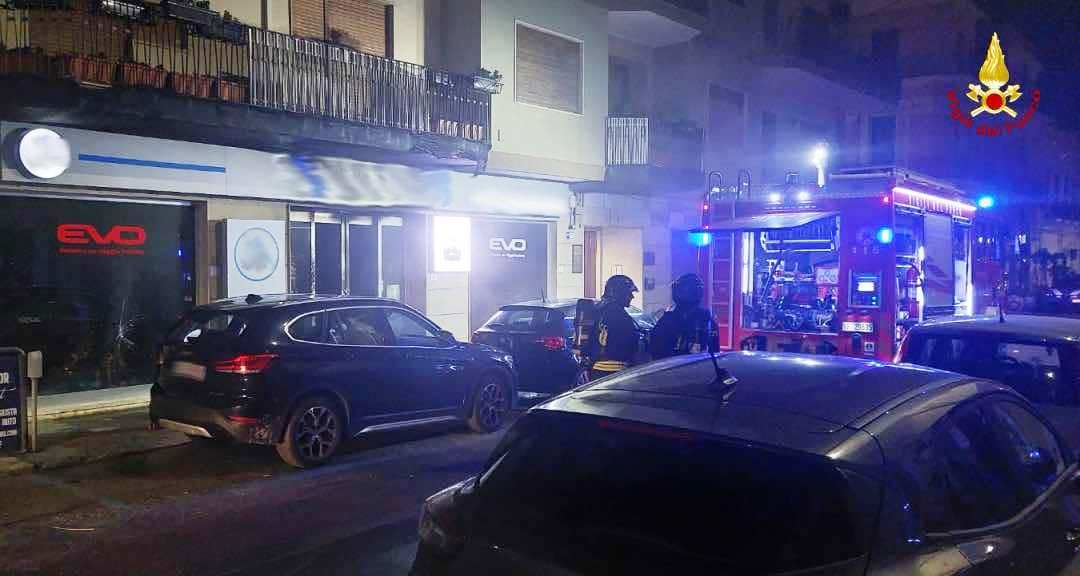 incendio salone auto (2)