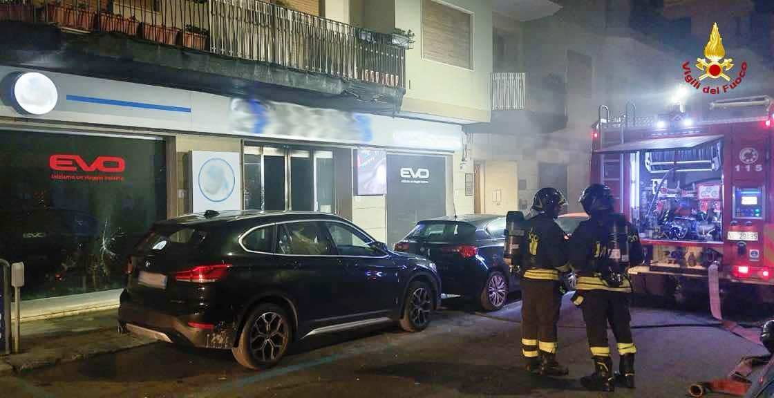 incendio salone auto (3)