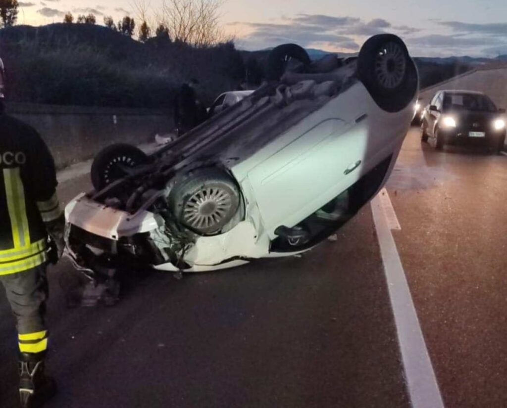 Pauroso incidente stradale sulla SS107: auto si ribalta, due feriti