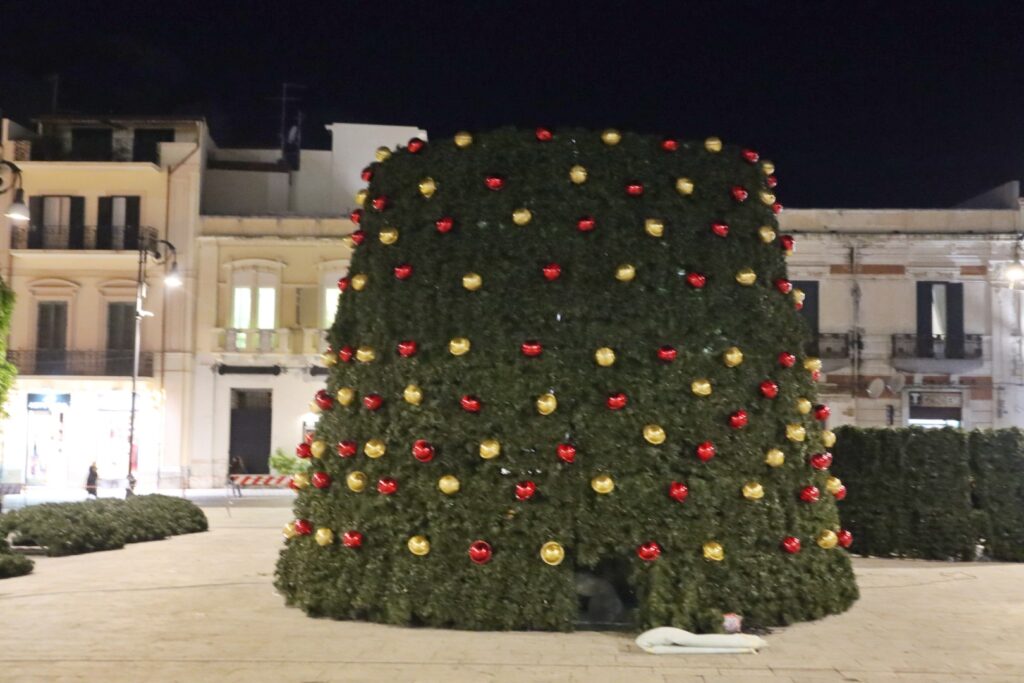 montaggio albero natale 2024 piazza duomo