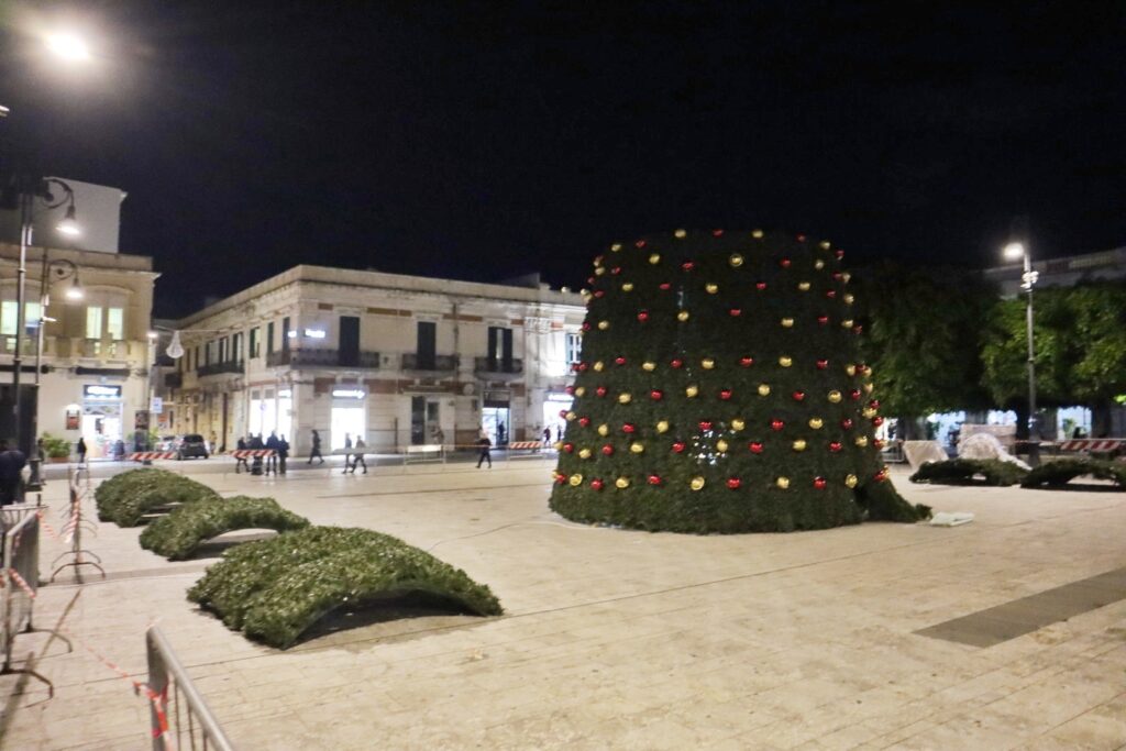 montaggio albero natale 2024 piazza duomo