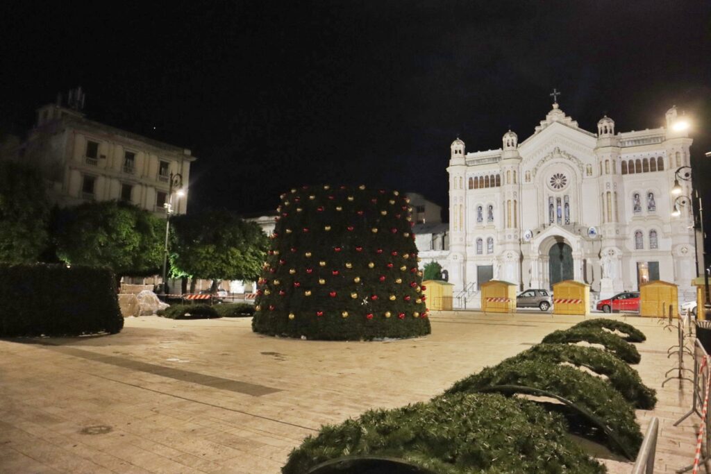 montaggio albero natale 2024 piazza duomo