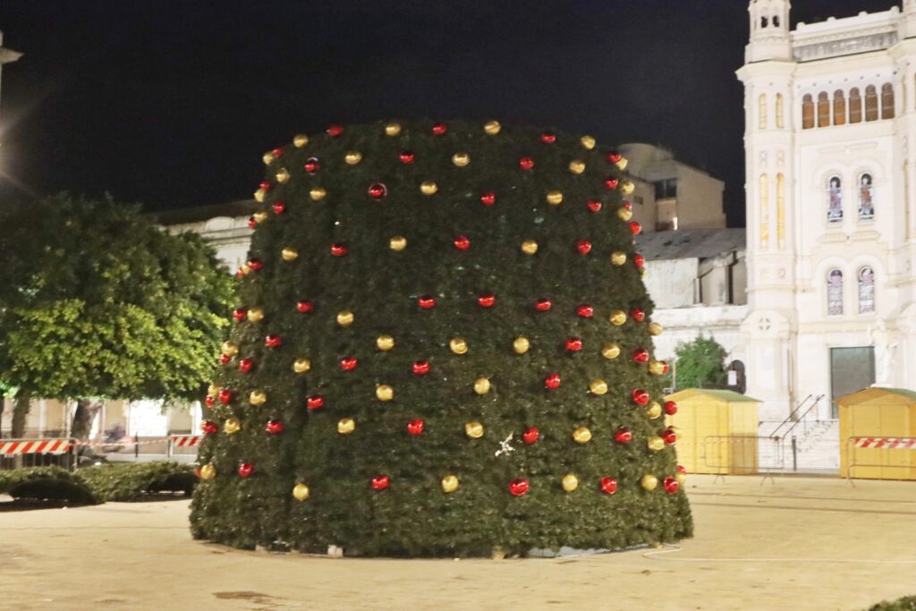 montaggio albero natale 2024 piazza duomo