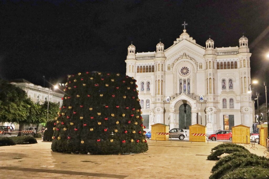 montaggio albero natale 2024 piazza duomo