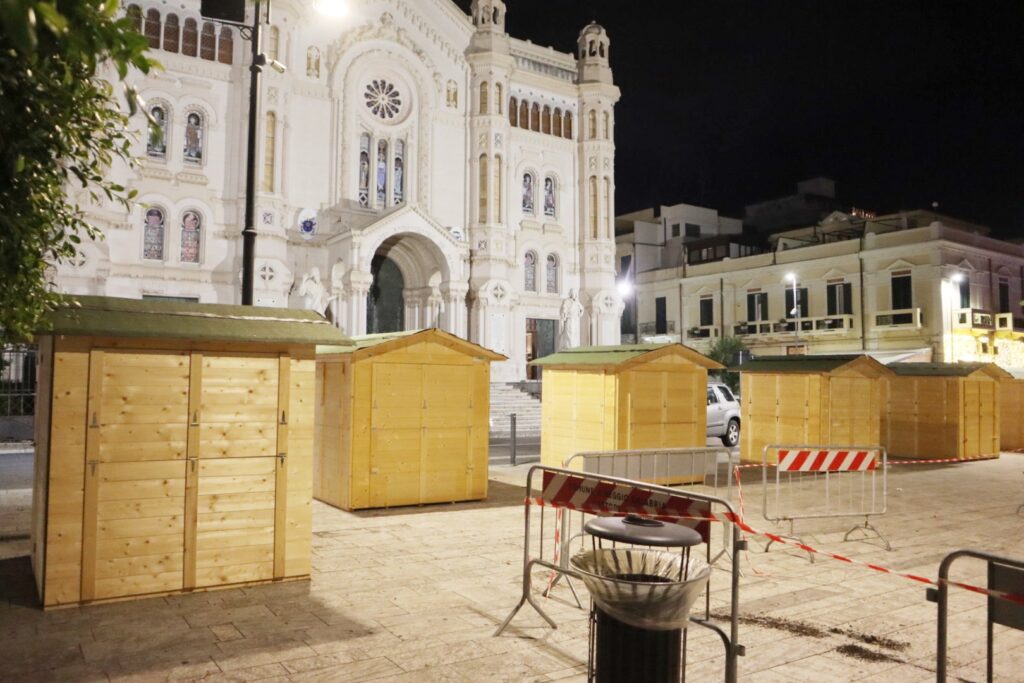montaggio albero natale 2024 piazza duomo