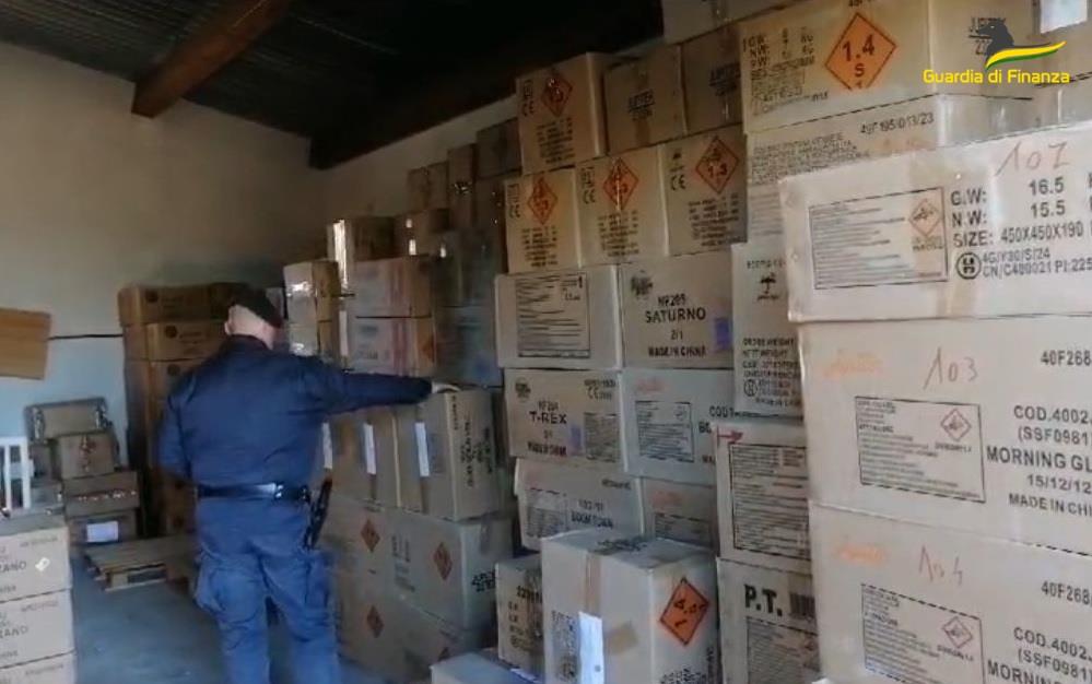 sequestro deposito fuochi d'artificio