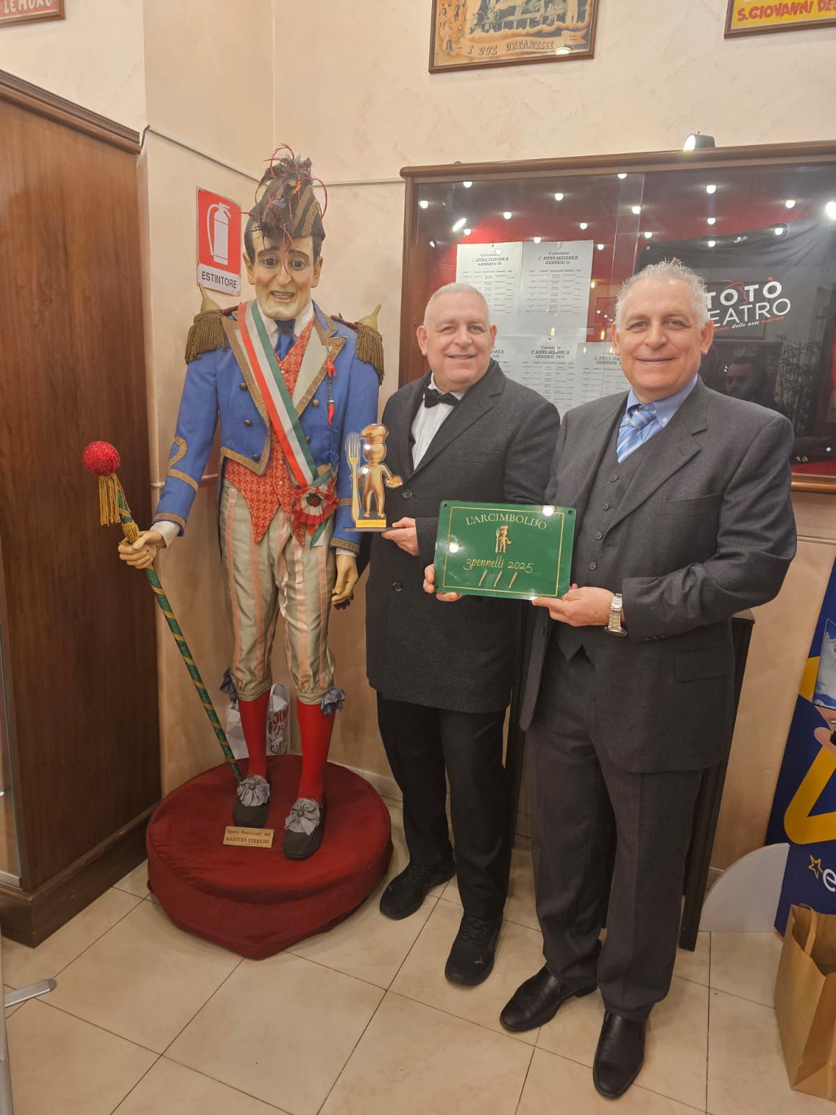 Alessandro e Vincenzo Squatrito con la statua Arcimboldo