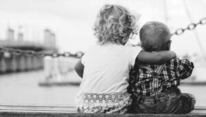 Due bambini che si abbracciano
