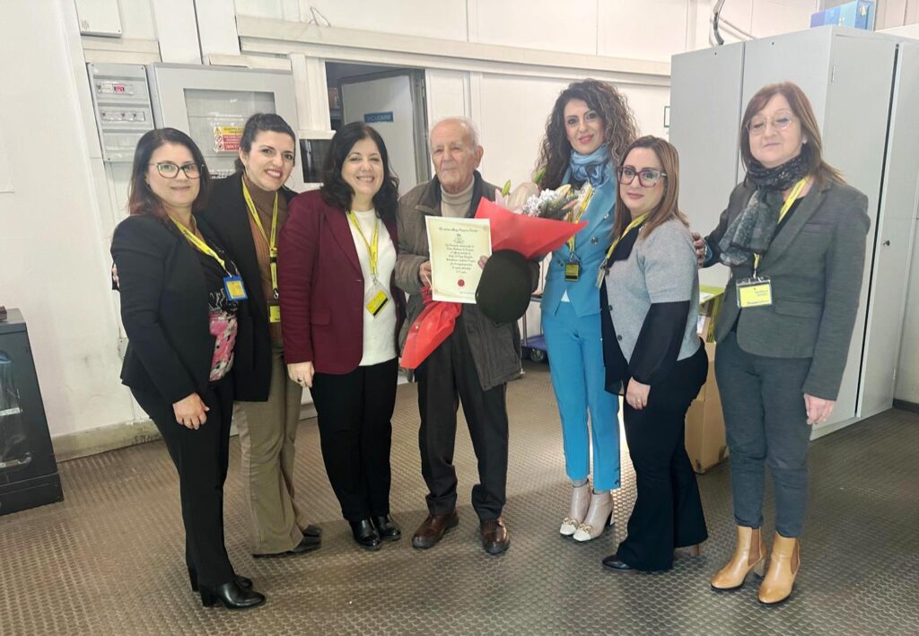 Giuseppe Poerio con i dipendenti dell'ufficio postale di Isola Capo Rizzuto