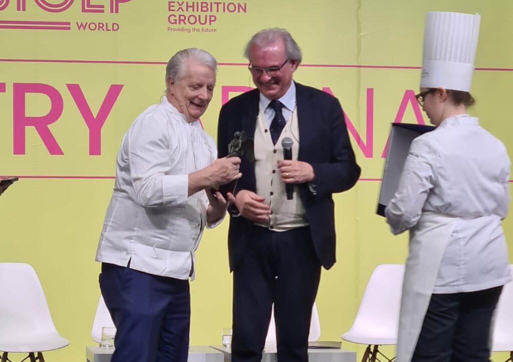 Iginio Massari premia Vittorio Caminiti